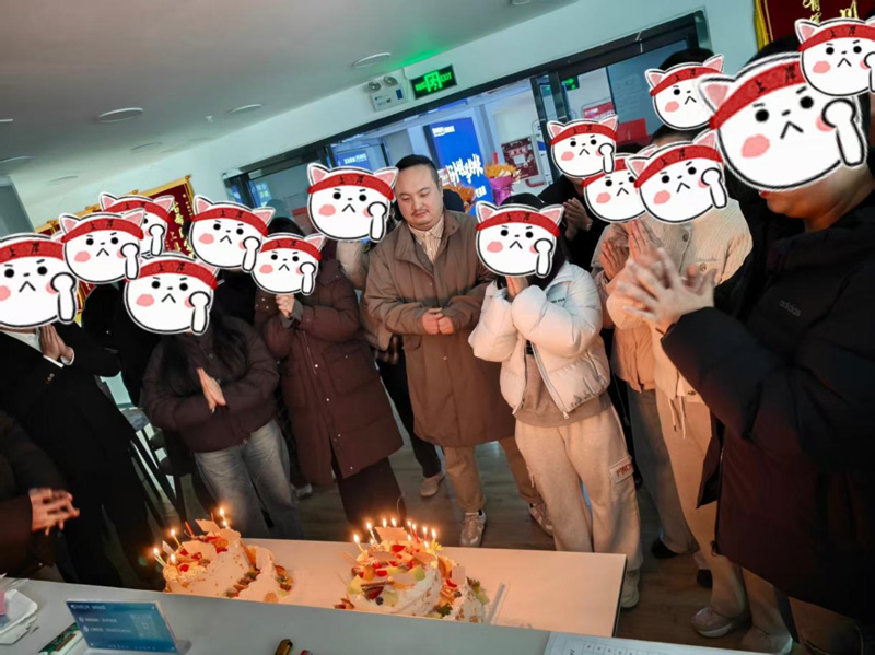 学员生日有墨教师关爱备至为同学准备蛋糕